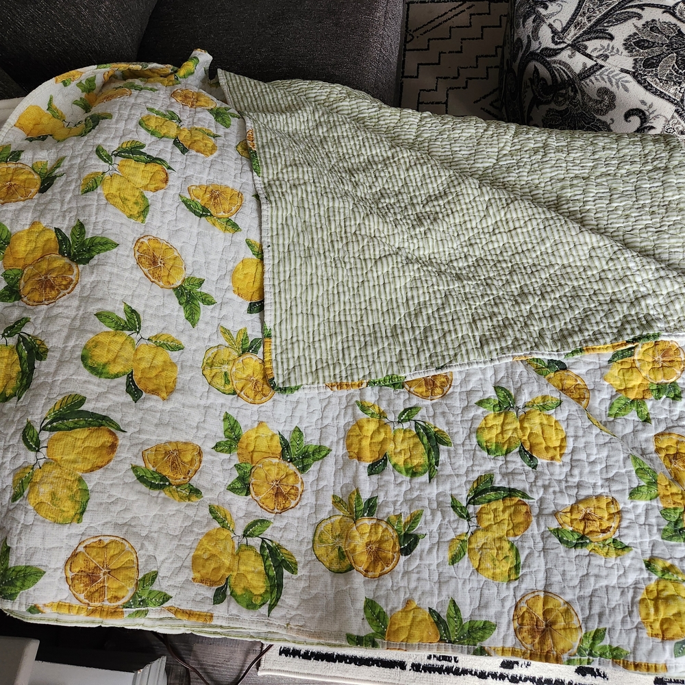 Lemon Patterned Quilted Blanket